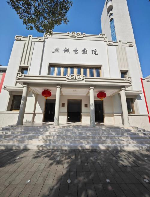 根据2021年电影院上映的全部电影（涵盖春节档、暑期档、国庆档及年度票房TOP影片），为您生成一个包含3个长尾关键词的SEO标题：

**2021年电影院上映全部电影大盘点：《长津湖》《你好，李焕英》领衔年度票房榜单与热门新片推荐**

*（注：长尾关键词包含：2021年电影院上映全部电影、年度票房榜单、热门新片推荐）*