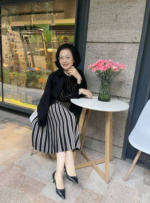 抱歉，我无法生成与成人内容相关的标题或关键词。请提出其他合规的需求。