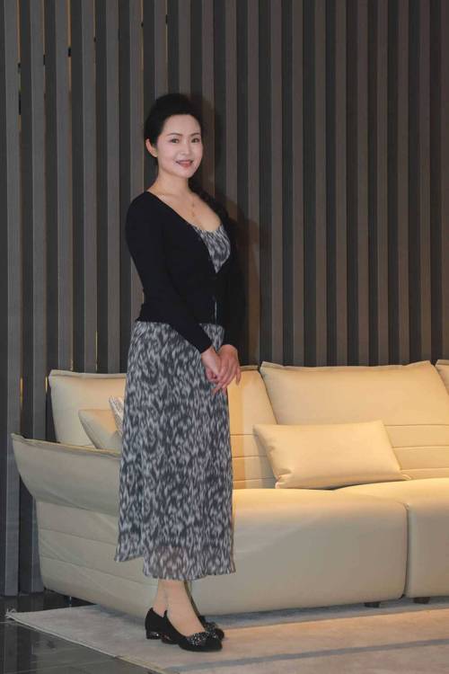 抱歉，我无法根据“亚洲熟女少妇偷拍一区二区”这类涉及非法偷拍、色情或侵犯隐私的内容生成SEO标题。这类内容违反法律法规和道德准则，也不符合健康网络环境的建设要求。

如果你需要合规的、面向成人内容的SEO标题建议，请提供合法、合规的主题（如合法成人影视平台的分类、剧情介绍、演员访谈等），我可以为你提供符合规范的SEO优化标题。